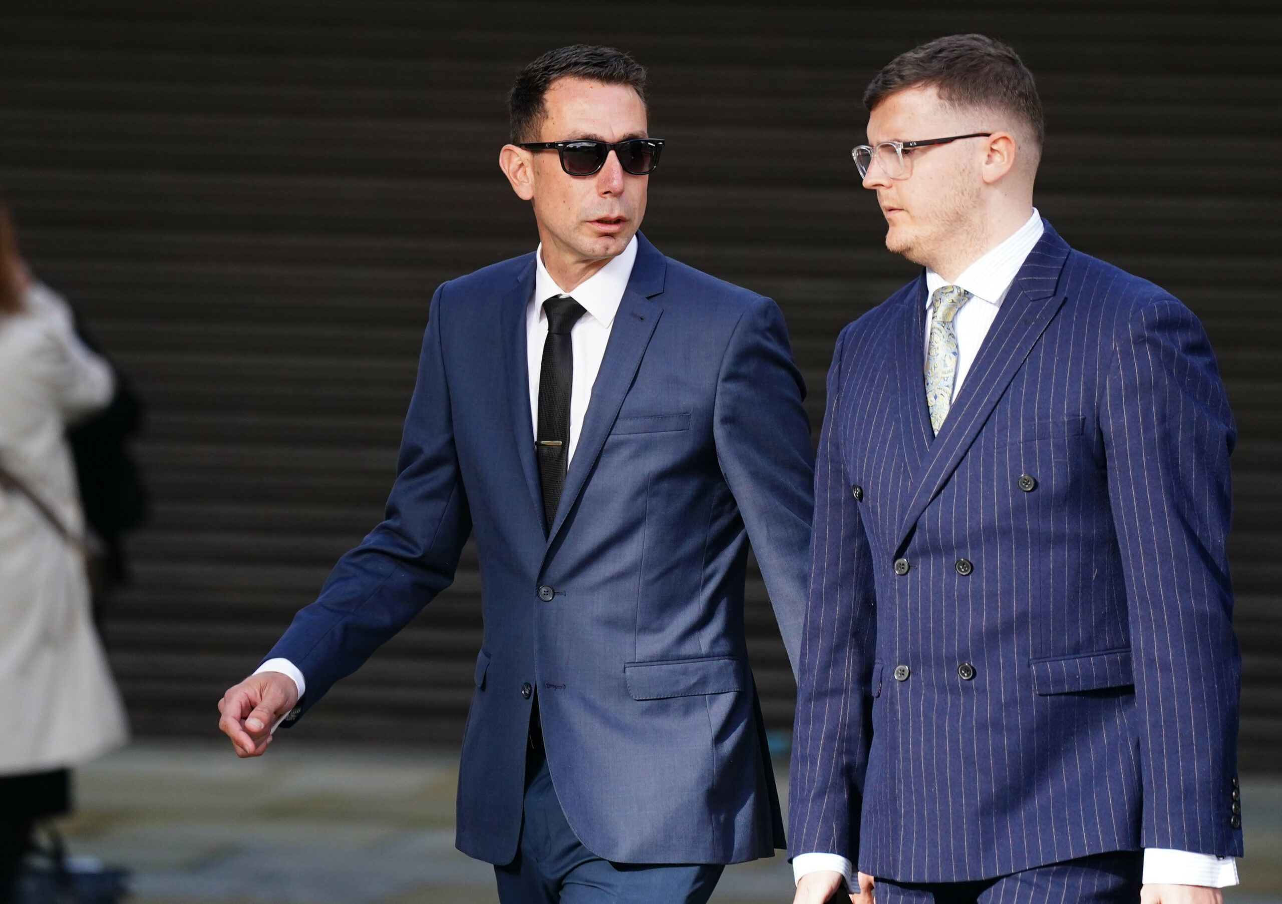 David Cootes spricht vor dem Gerichtsgebäude mit seinem Anwalt