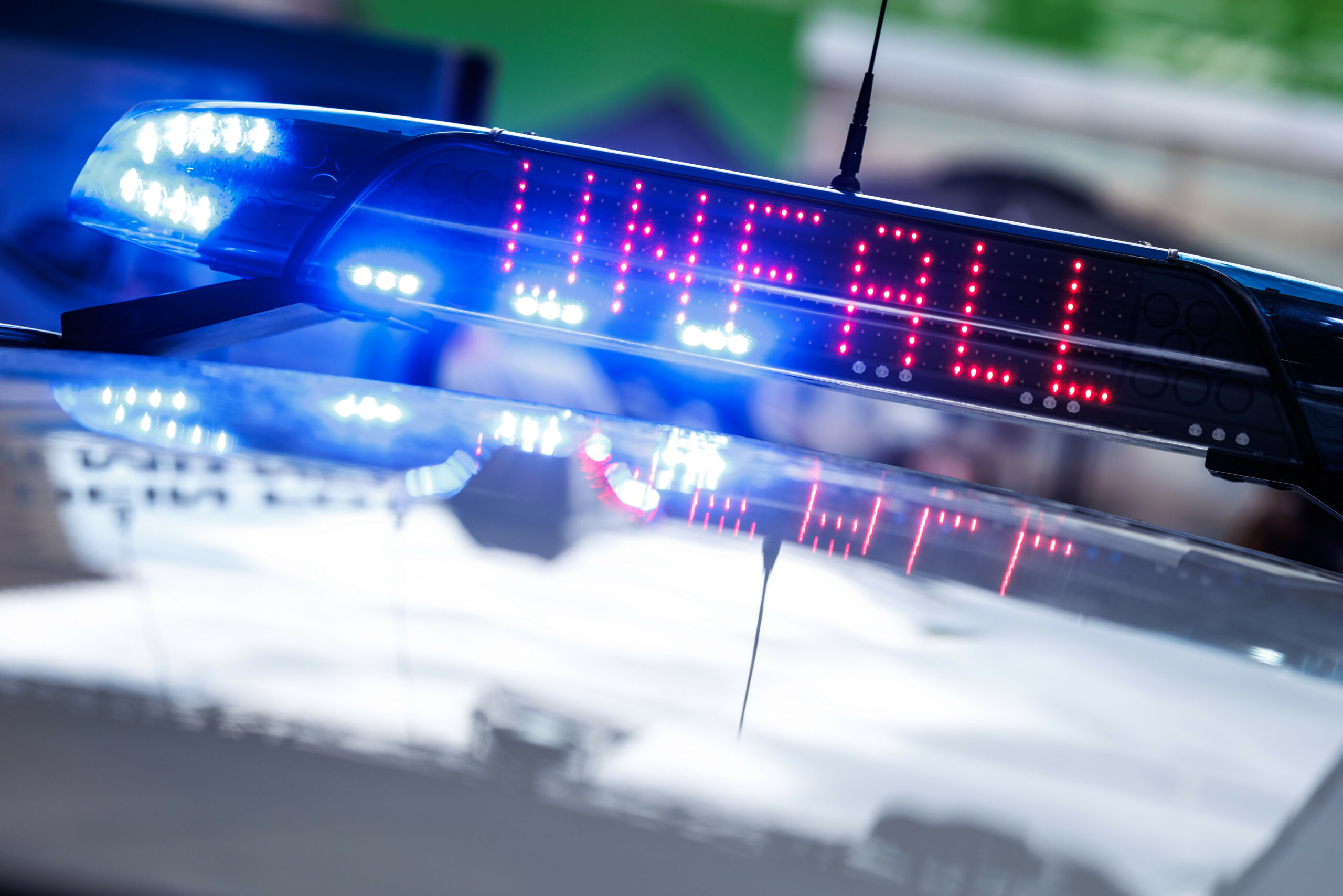 Das eingeschaltete Blaulicht mit der Leuchtschrift Unfall ist an einem Einsatzfahrzeug der Polizei zu sehen