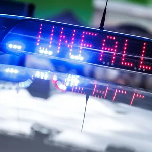 Ein Polizeiwagen im Einsatz (Symbolbild).
