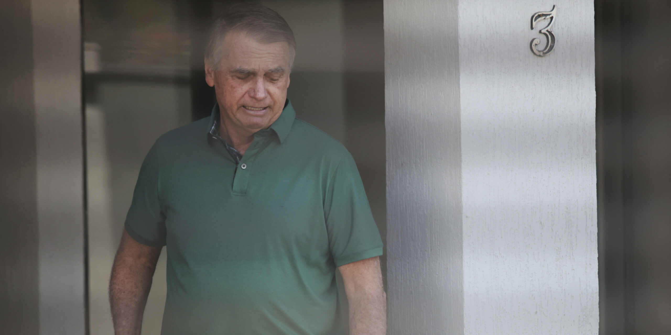 Jair Bolsonaro im Eingangsbereich seines Hauses, in dem er unter Hausarrest steht.