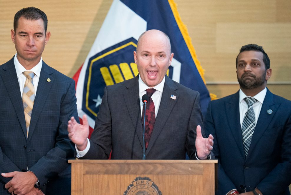 Der republikanische Gouverneur von Utah Spencer Cox, FBI-Direktor Kash Patel und Beau Mason vom Sicherheitsministerium während einer Pressekonferenz