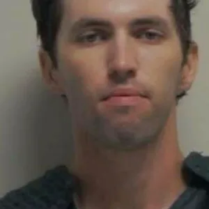 Diese vom Büro des Gouverneurs von Utah veröffentlichte Bildkombo zeigt Tyler Robinson. Er soll der Mann sein, der den rechten US-Aktivisten Kirk erschossen hat.