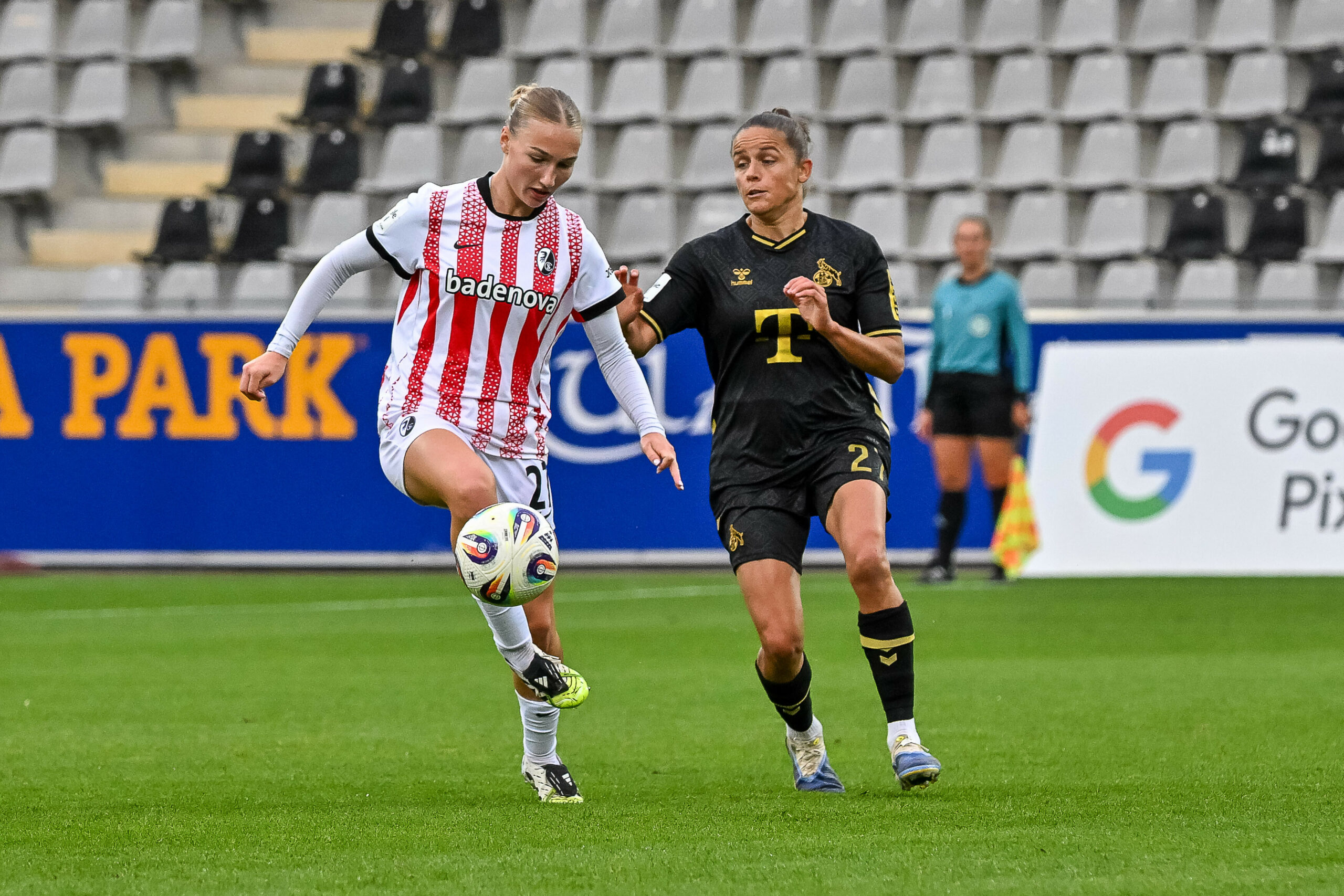 Sophie Nachtigall im Zweikampf mit Laura Feiersinger