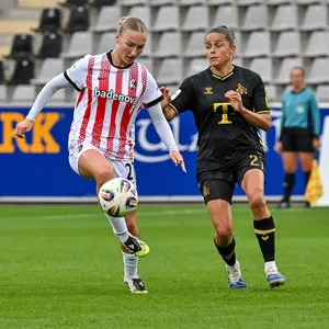Sophie Nachtigall im Zweikampf mit Laura Feiersinger