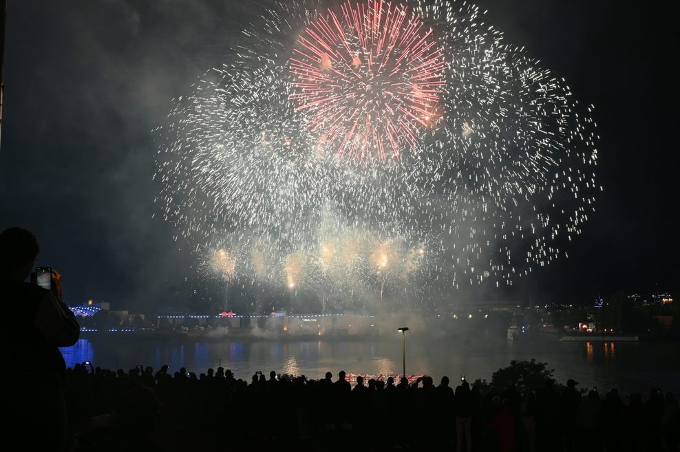 Ein großes Feuerwerk über dem Hamburger Hafen.