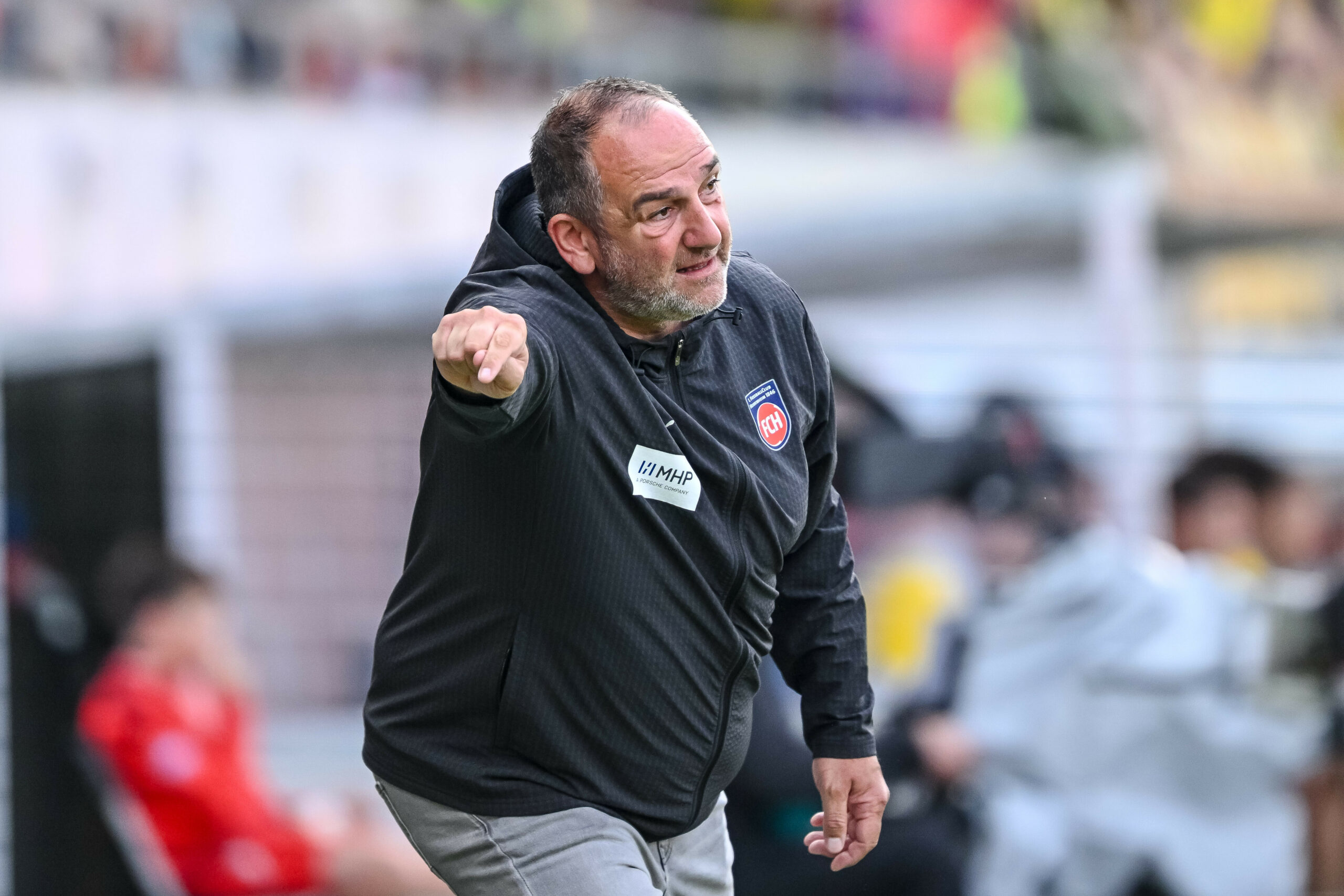 Frank Schmidt gestikuliert bei einem Spiel des 1. FC Heidenheim