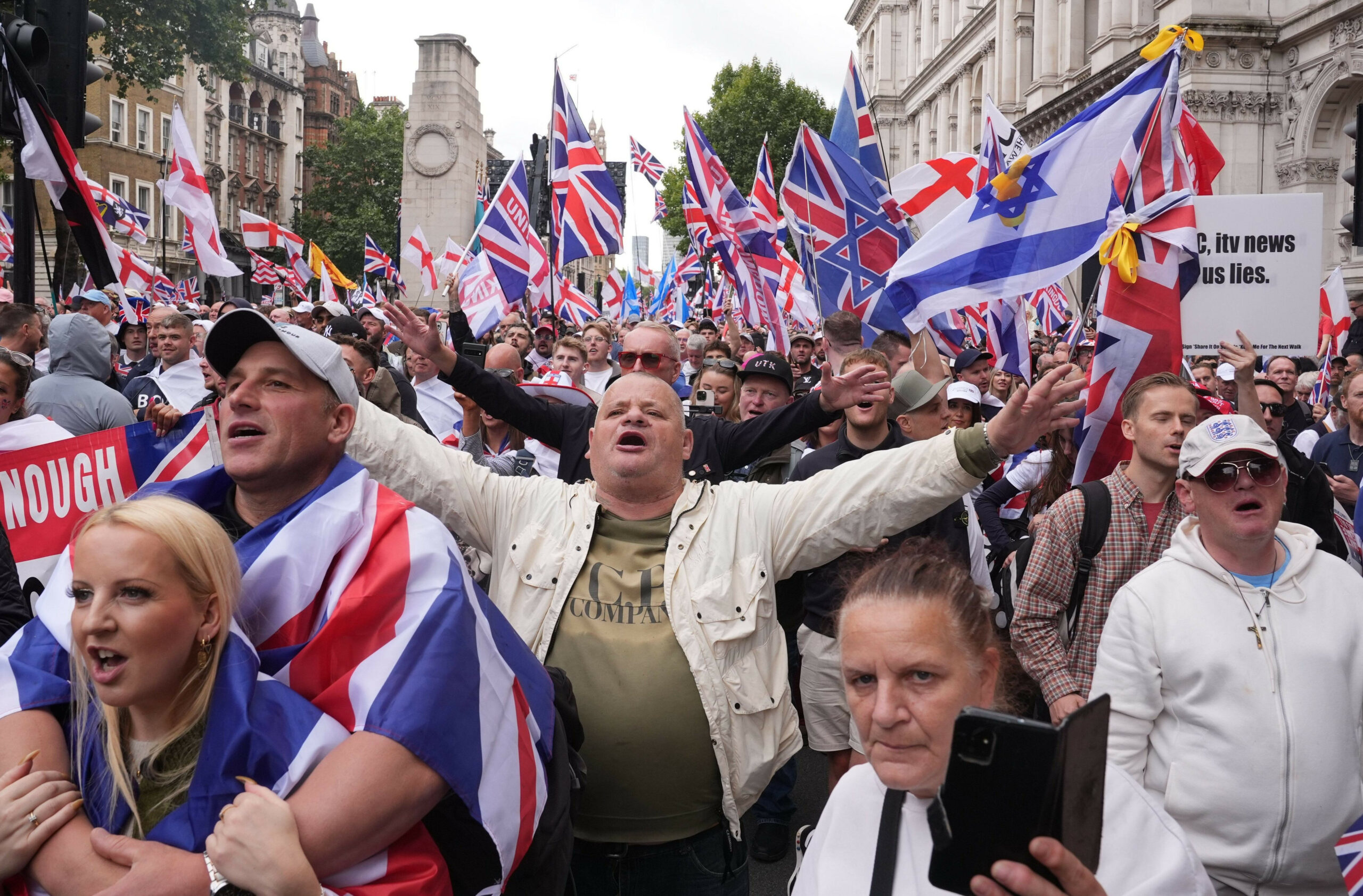 Demonstranten versammeln sich während des vom Rechtsextremisten Tommy Robinson angeführten Marsches und der Kundgebung „Unite the Kingdom“ im Zentrum Londons.