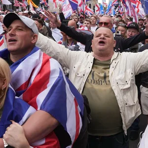 Demonstranten versammeln sich während des vom Rechtsextremisten Tommy Robinson angeführten Marsches und der Kundgebung „Unite the Kingdom“ im Zentrum Londons.