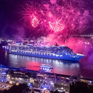 Das Kreuzfahrtschiff „MSC Preziosa“ fährt bei einem Feuerwerk während einer Parade der Cruise Days auf der Elbe.