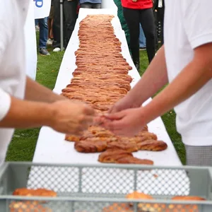 Ein zehn Meter langes Franzbrötchen: Weltrekord!
