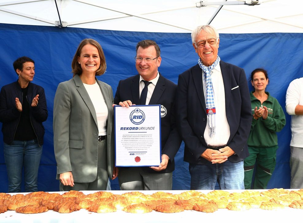 Das RID überreicht die Urkunde für das welt-längste Franzbrötchen