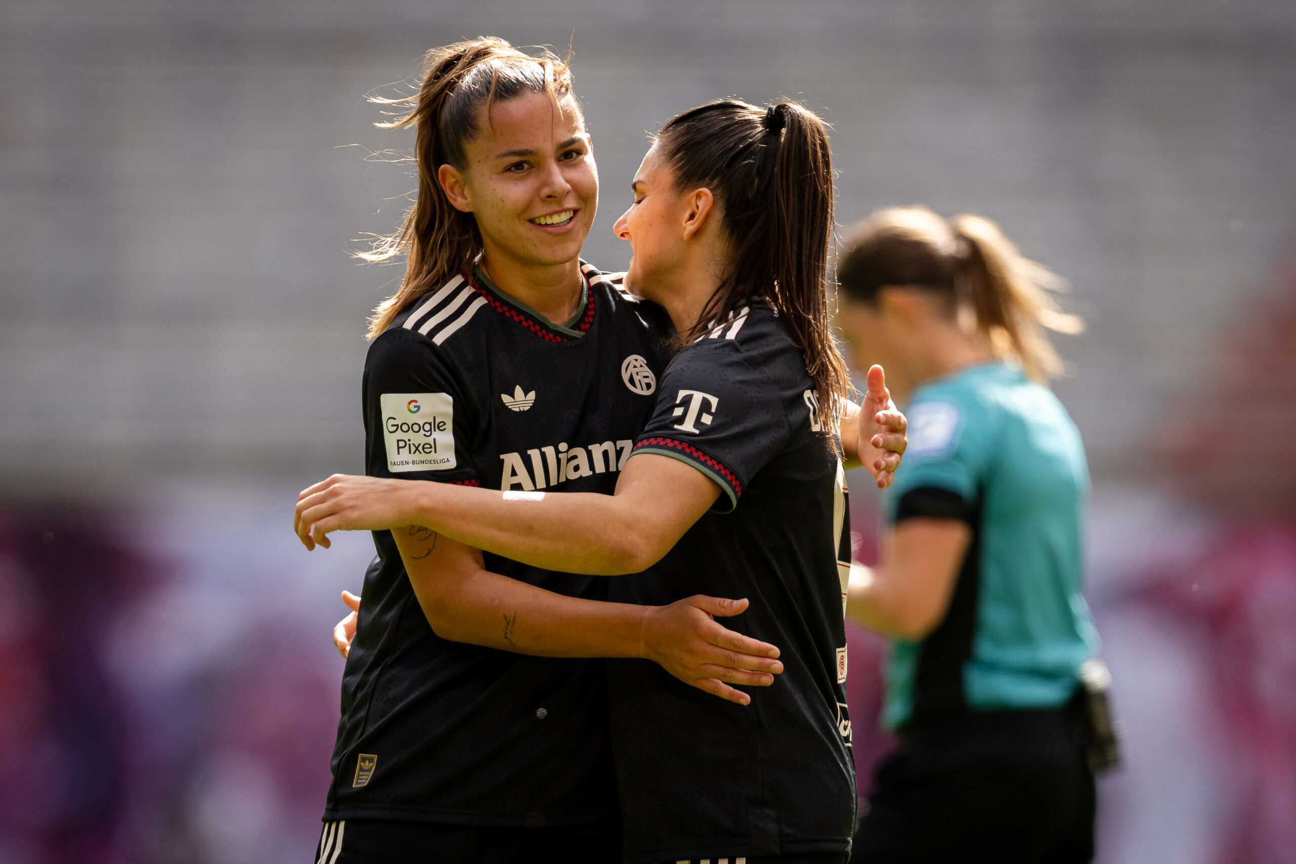 Lena Oberdorf jubelt mit Jovana Damnjanovic