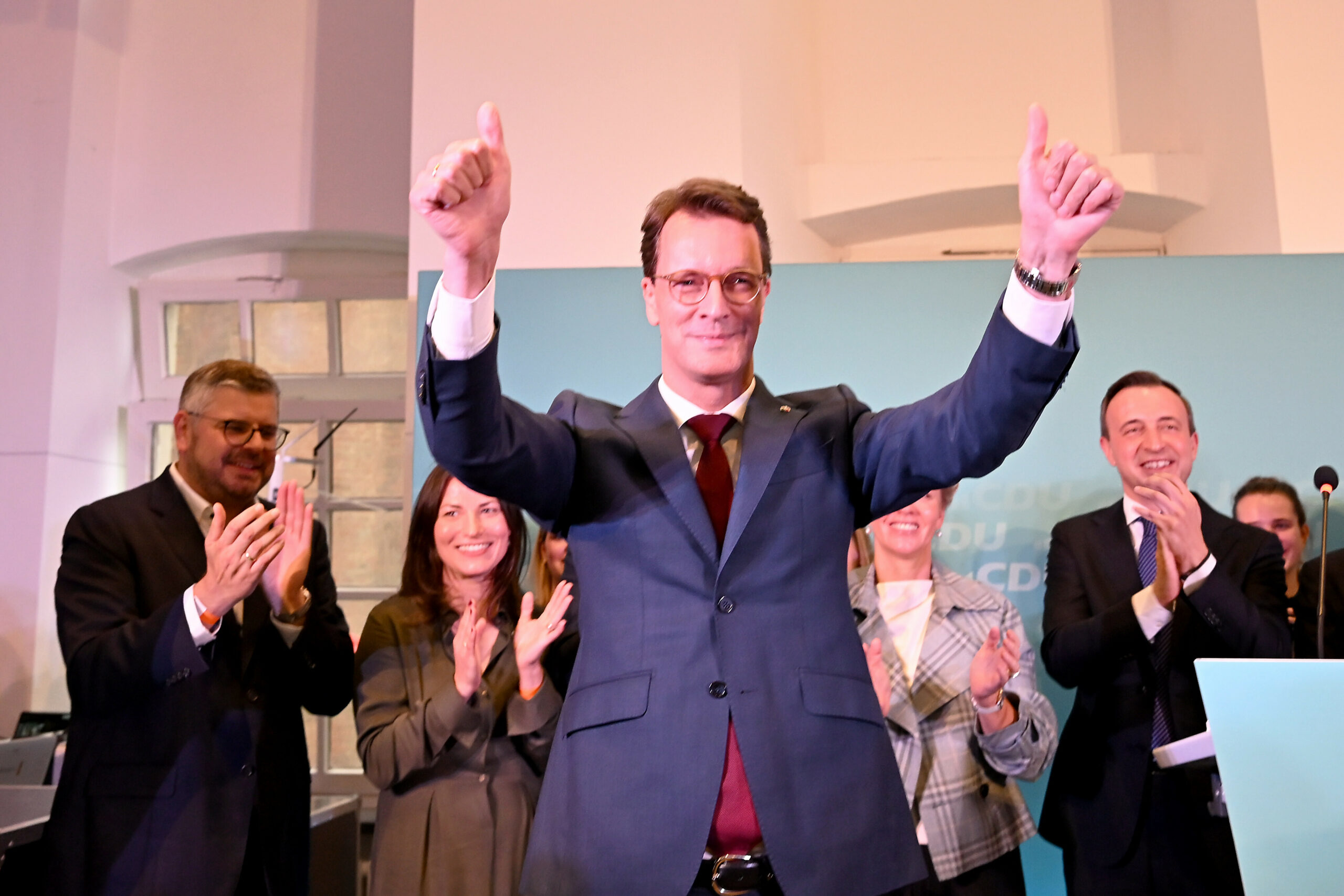 Grund zur Freude hatte vor allem NRW-Ministerpräsident Hendrick Wüst (CDU). Die SPD verlor hingegen weiter.