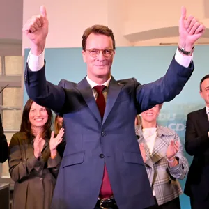 Grund zur Freude hatte vor allem NRW-Ministerpräsident Hendrick Wüst (CDU). Die SPD verlor hingegen weiter.