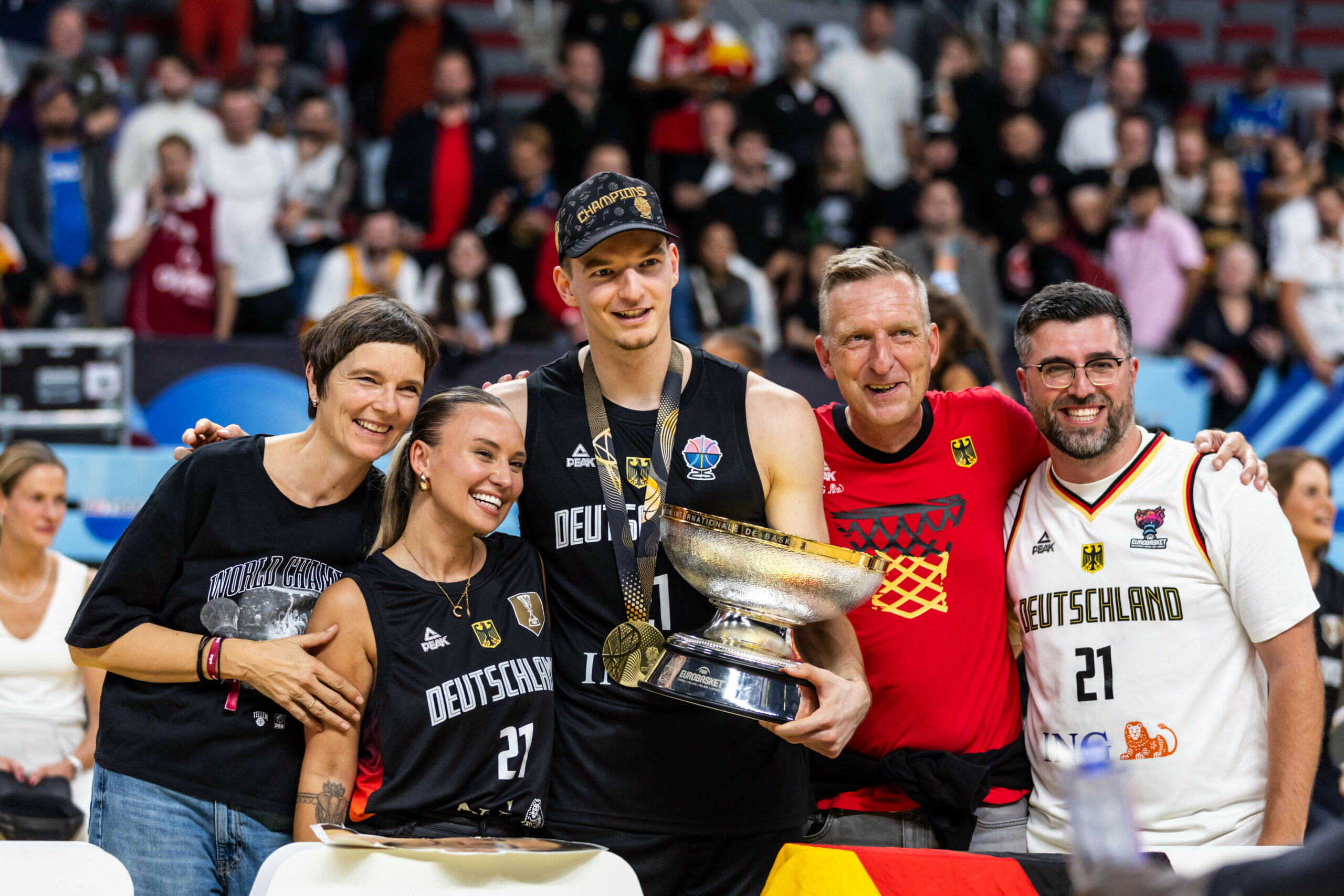 Justus Hollatz mit seiner Familie bei der Basketball-EM