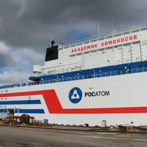 Das erste schwimmende Atomkraftwerk mit dem Namen Akademik Lomonossow liegt am in einem Hafen in der Stadt Murmansk.