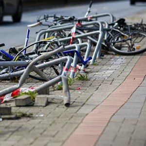 Auto kracht in 14 Fahrradständer