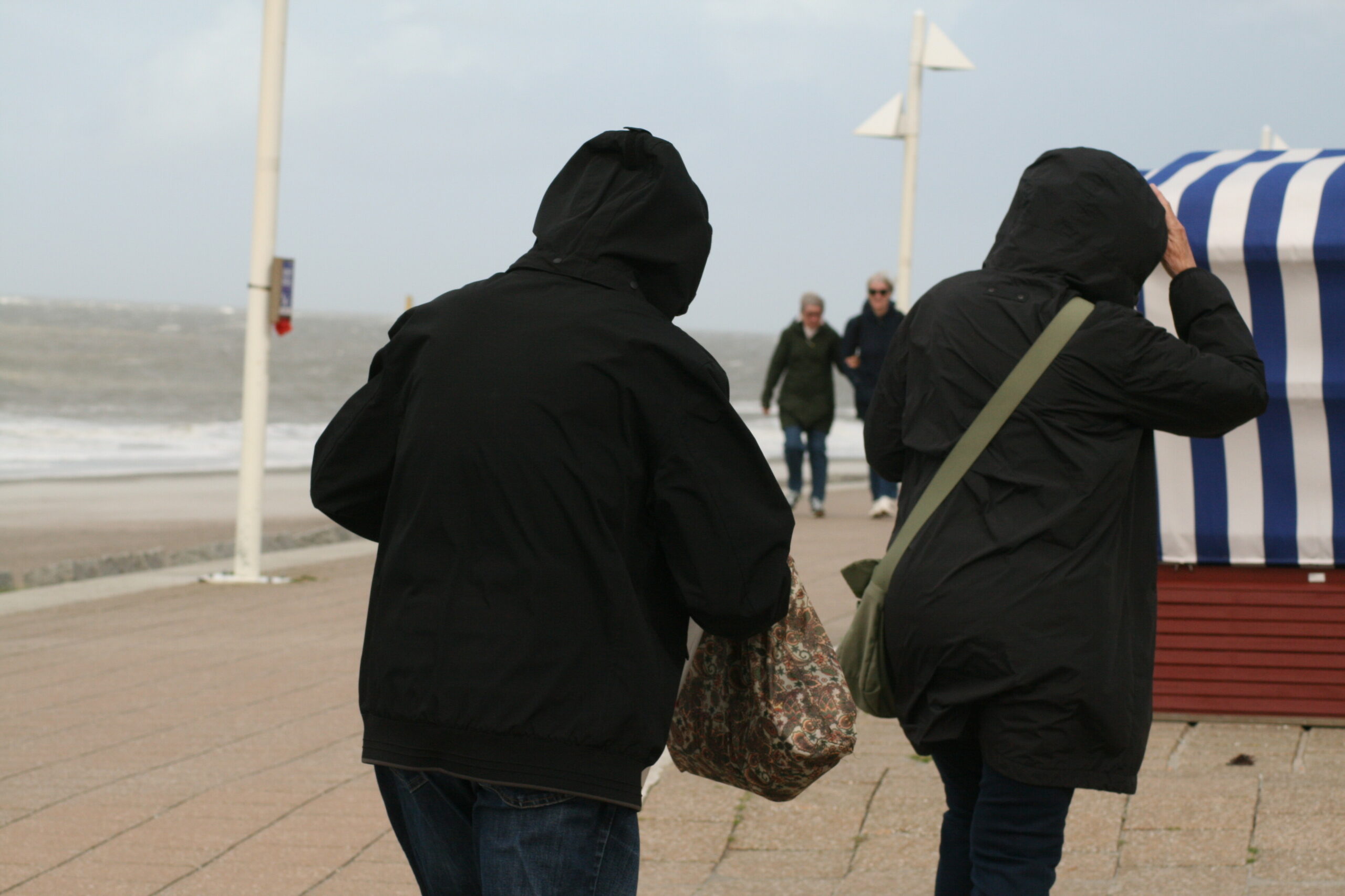 Menschen spazieren auf der ostfriesischen Insel Norderney.