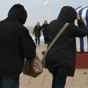 Menschen spazieren auf der ostfriesischen Insel Norderney.