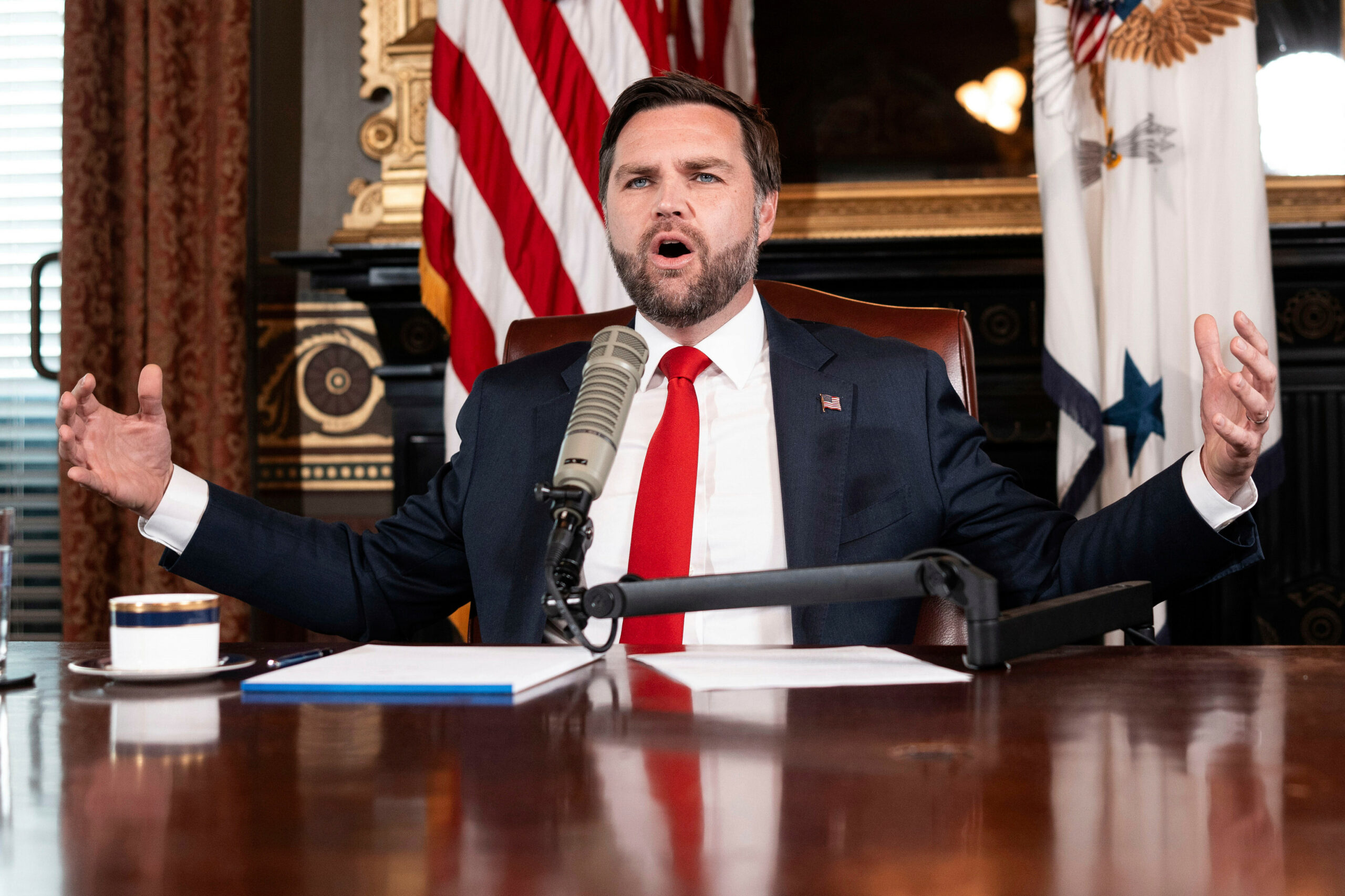 Vizepräsident J.D. Vance moderiert eine Folge der „Charlie Kirk Show“ im Weißen Haus nach der Ermordung des Namensgebers der Sendung.
