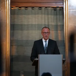 Bundeskanzler Friedrich Merz (CDU), nimmt an einem Festakt zur Wiederherstellung der Synagoge Reichenbachstraße teil.