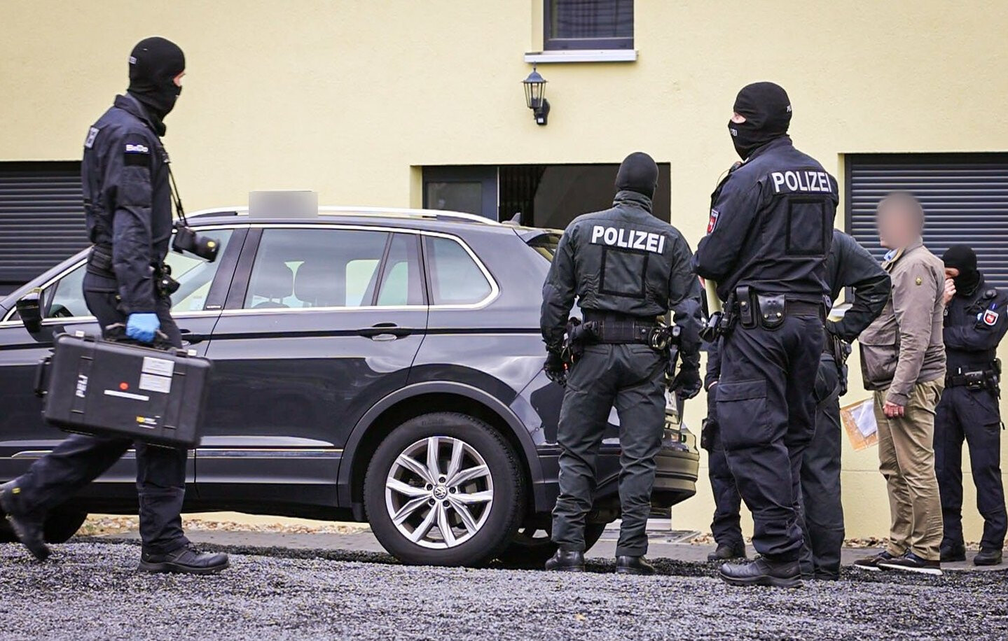 Ermittler gehen in drei Bundesländern gegen eine wohl rechtsradikale bewaffnete Gruppe vor.
