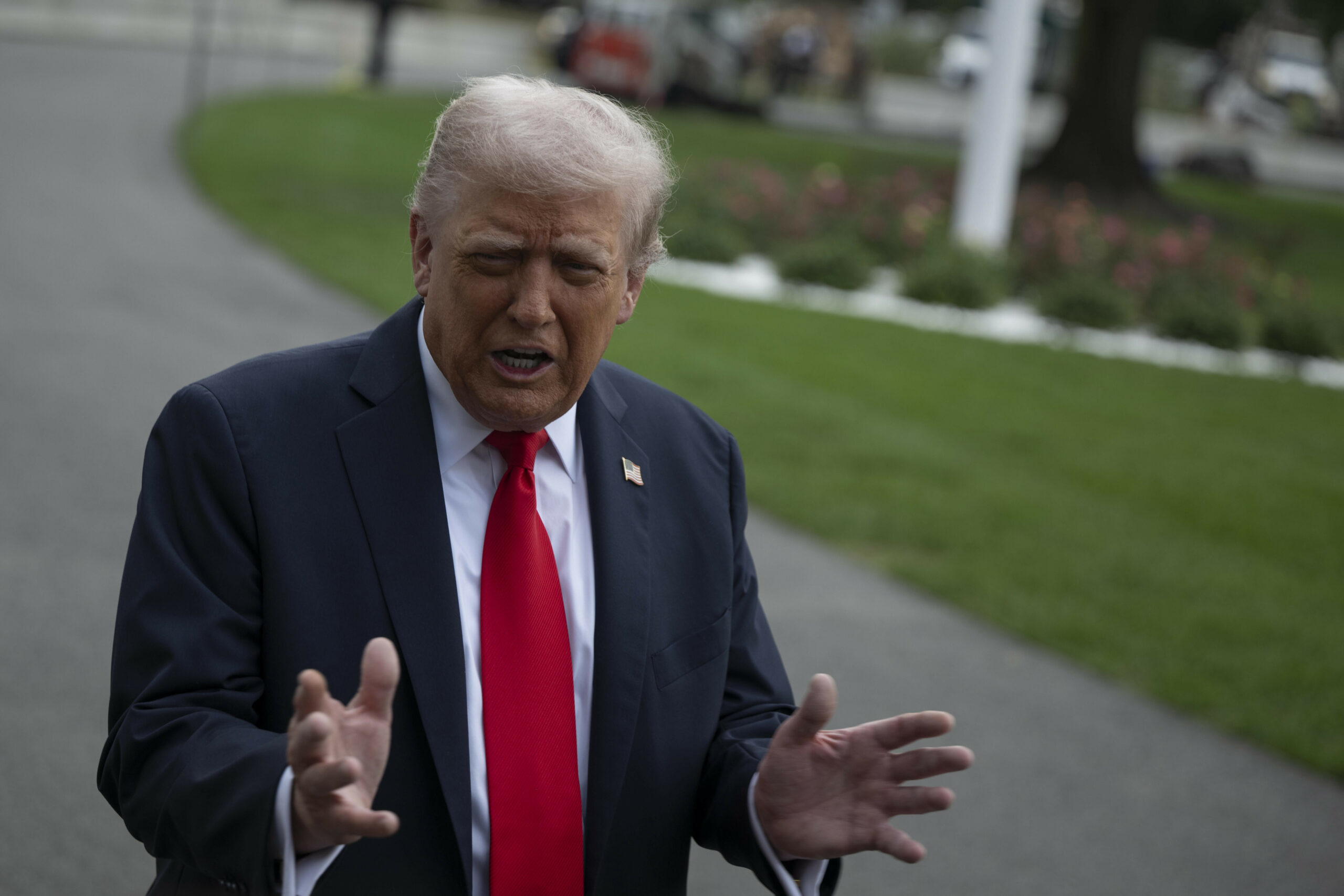 Donald Trump vor dem Weißen Haus