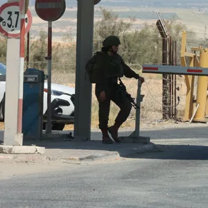Ein Mitglied der israelischen Sicherheitskräfte steht an der Allenby-Brücke, einem Grenzpunkt zwischen Jordanien und dem besetzten Westjordanland, Wache.