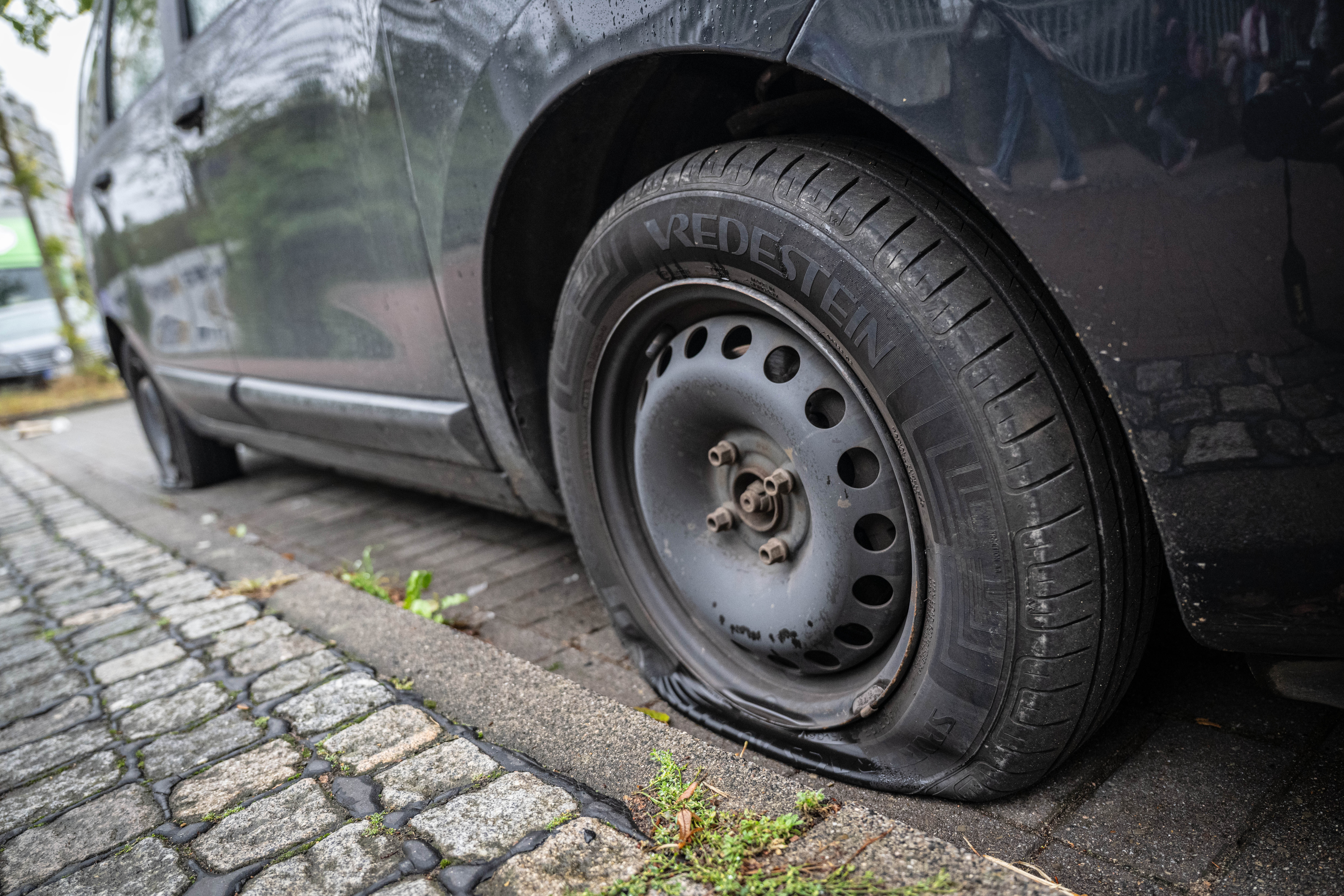 Zerstochener Autoreifen