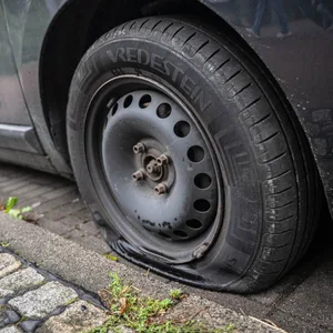 Zerstochener Autoreifen