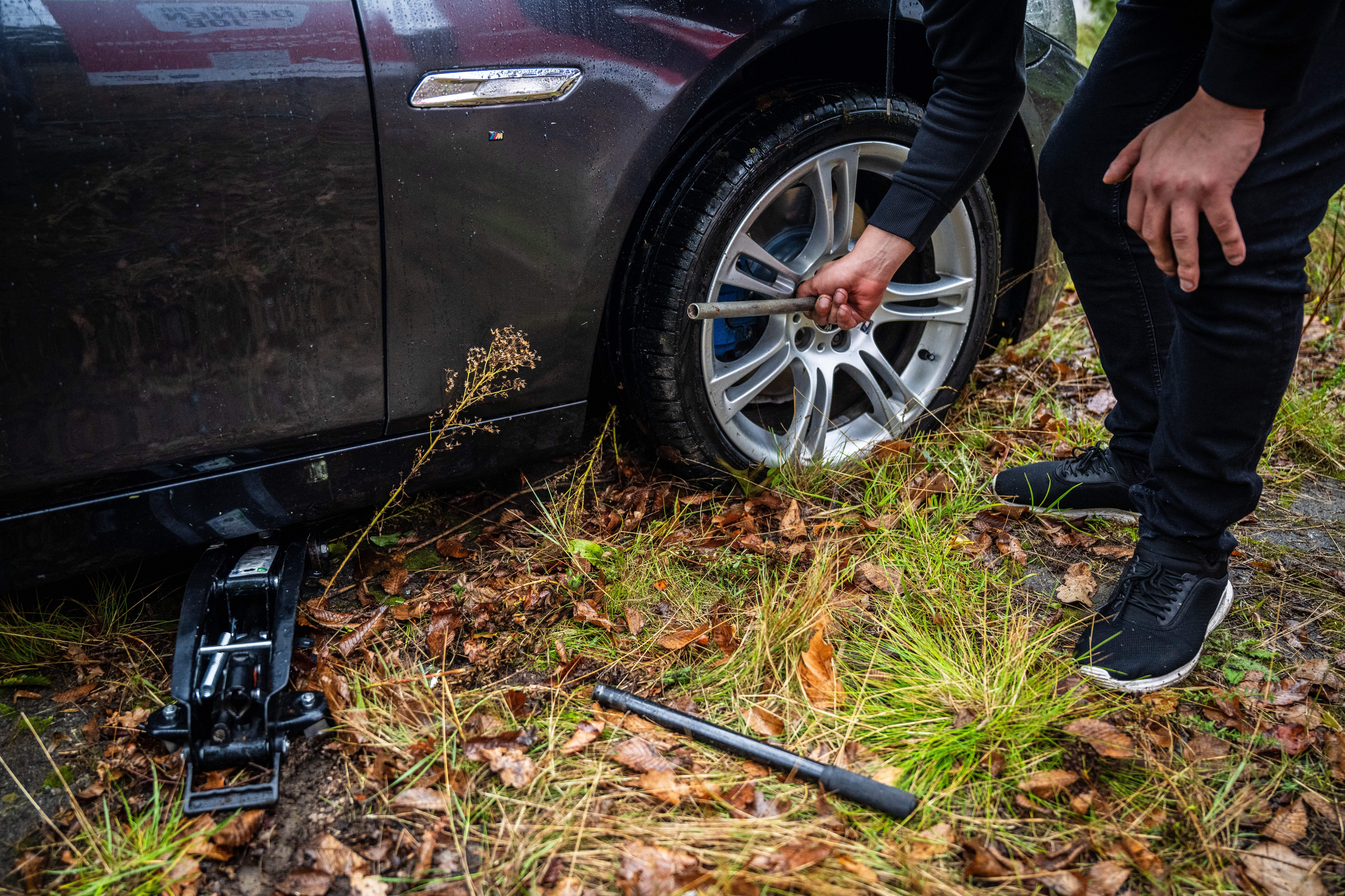 Ein beschädigtes Auto mit plattem Reifen im steht im Ortsteil Tenever.