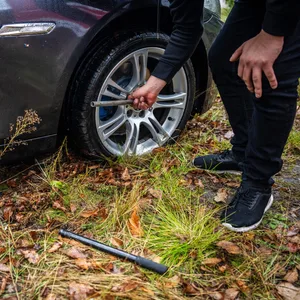 Ein beschädigtes Auto mit plattem Reifen im steht im Ortsteil Tenever.