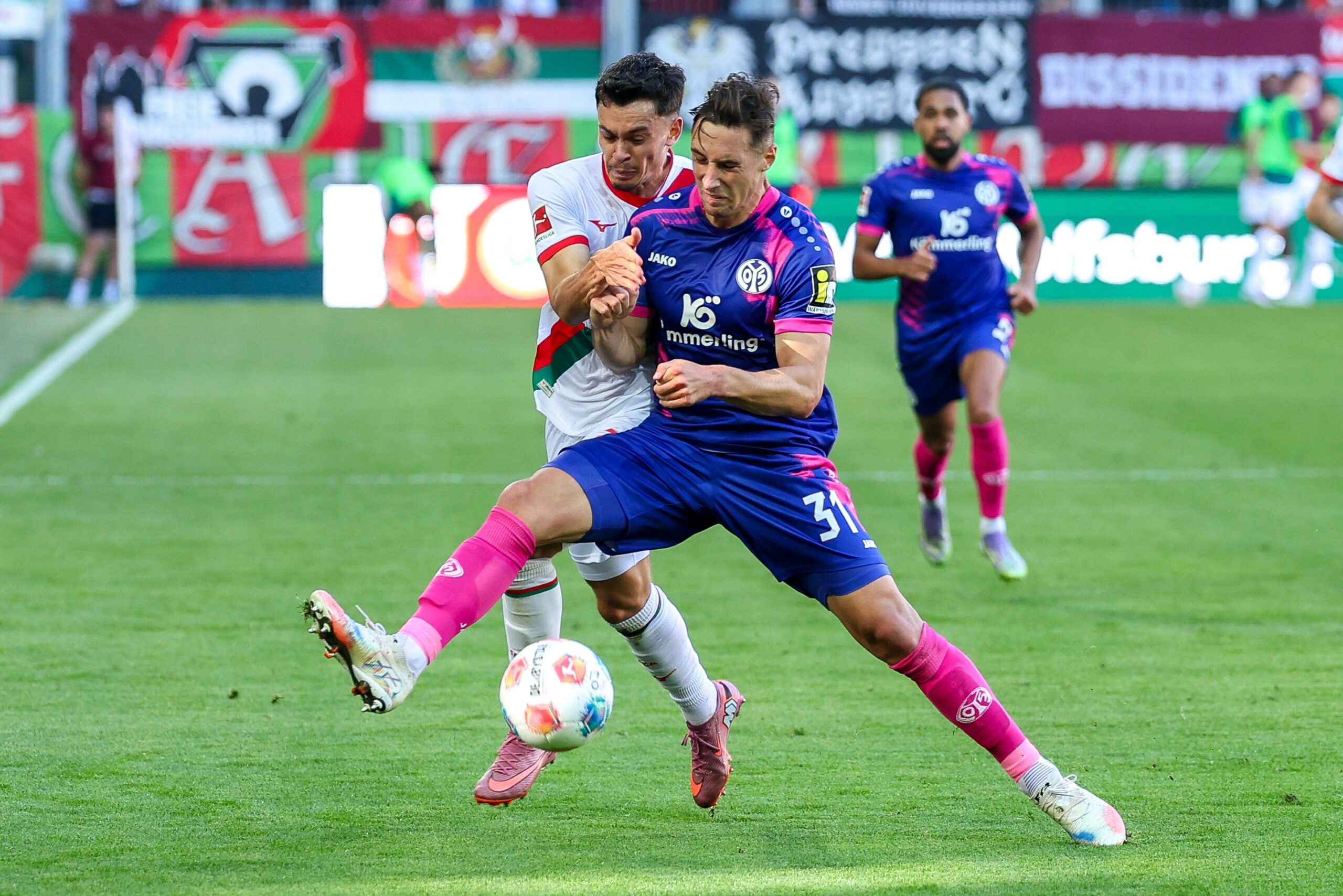 Dominik Kohr im Zweikampf mit Fabian Rieder