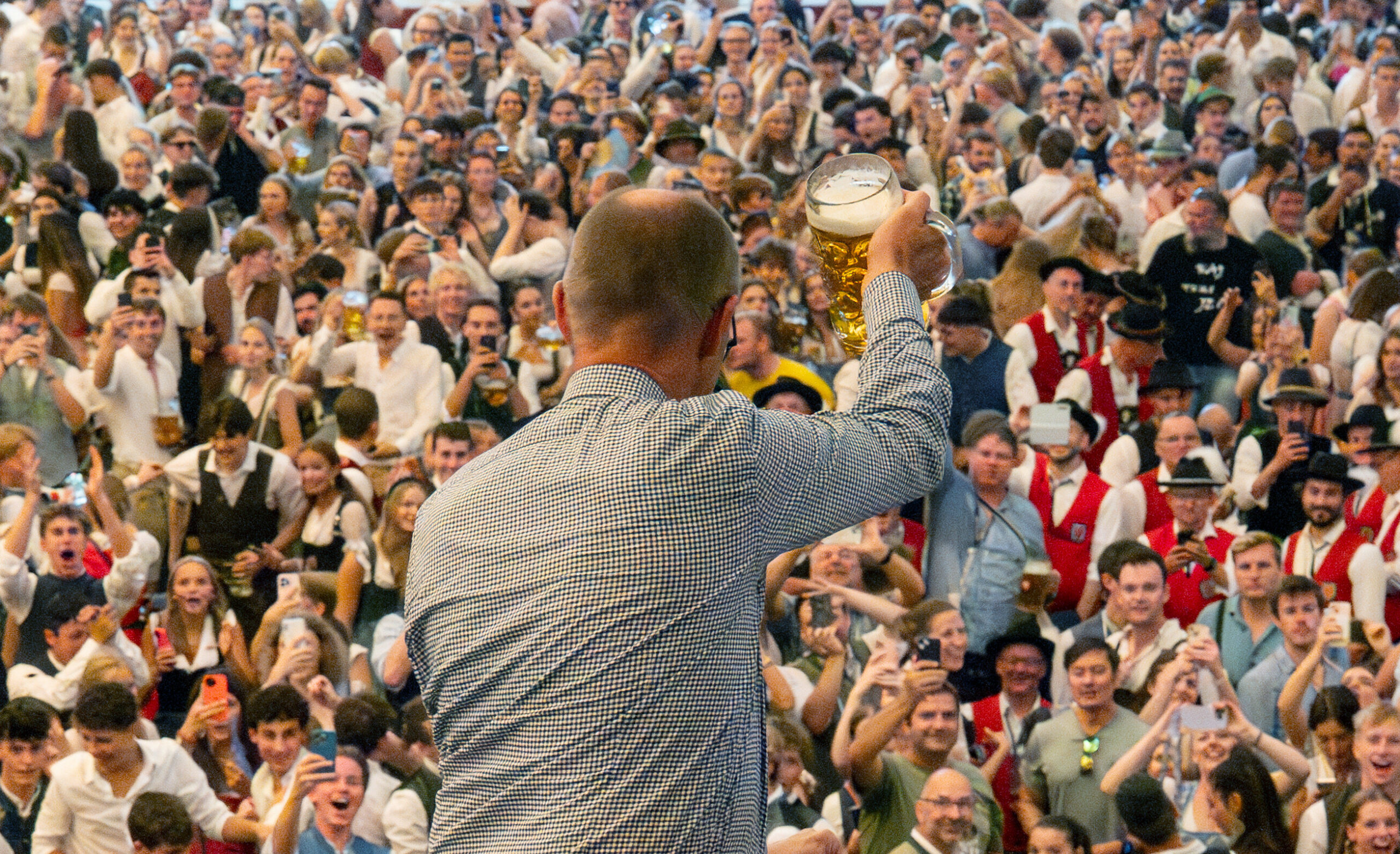 Friedrich Merz prostet den Gästen auf den Wiesn zu.