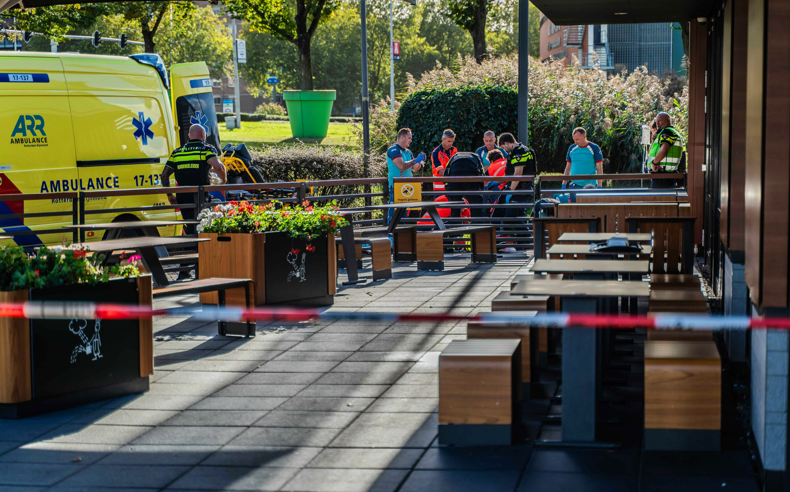 Rettungskräfte sind am Tatort vor einem Schnellrestaurant in einem Vorort von Rotterdam im Einsatz.