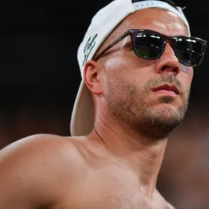 Lukas Podolski oberkörperfrei.