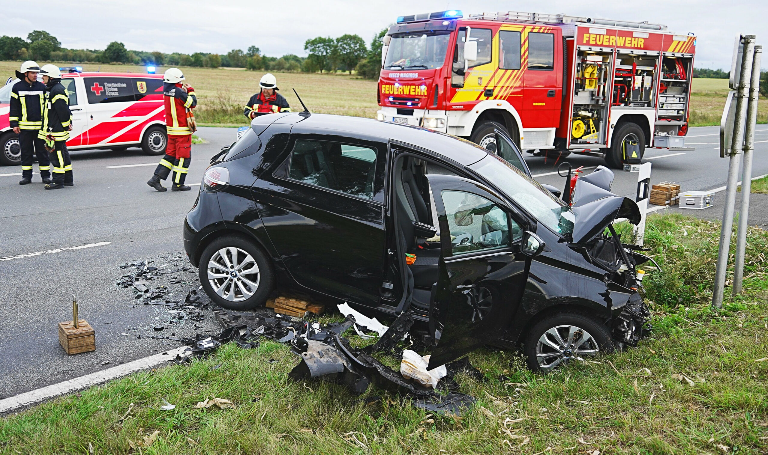 Ein beschädigtes Auto steht auf der Landstraße 202 bei Sulingen an der Unfallstelle