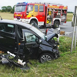 Ein beschädigtes Auto steht auf der Landstraße 202 bei Sulingen an der Unfallstelle