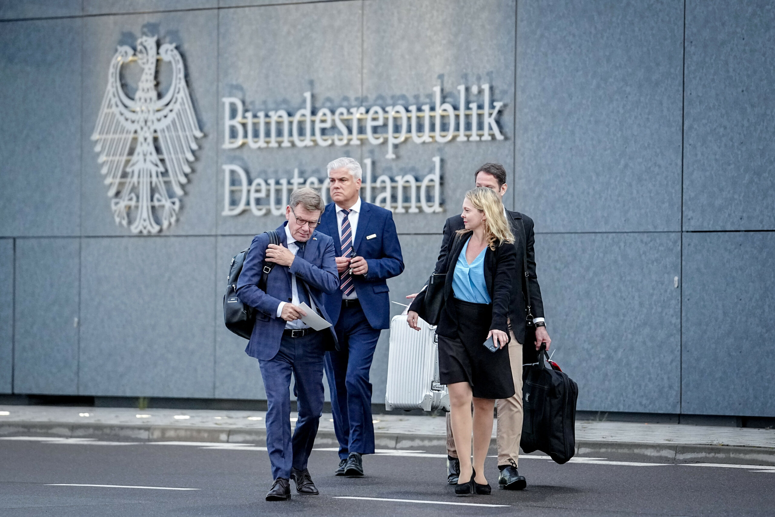 Außenminister Johann Wadephul (CDU, l) geht zum Airbus A350 der Luftwaffe für den Flug zur UN-Vollversammlung nach New York.