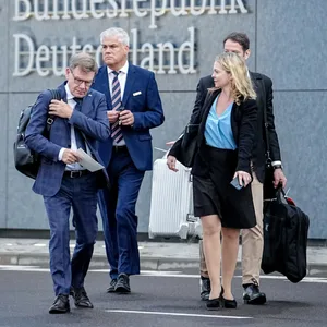 Außenminister Johann Wadephul (CDU, l) geht zum Airbus A350 der Luftwaffe für den Flug zur UN-Vollversammlung nach New York.