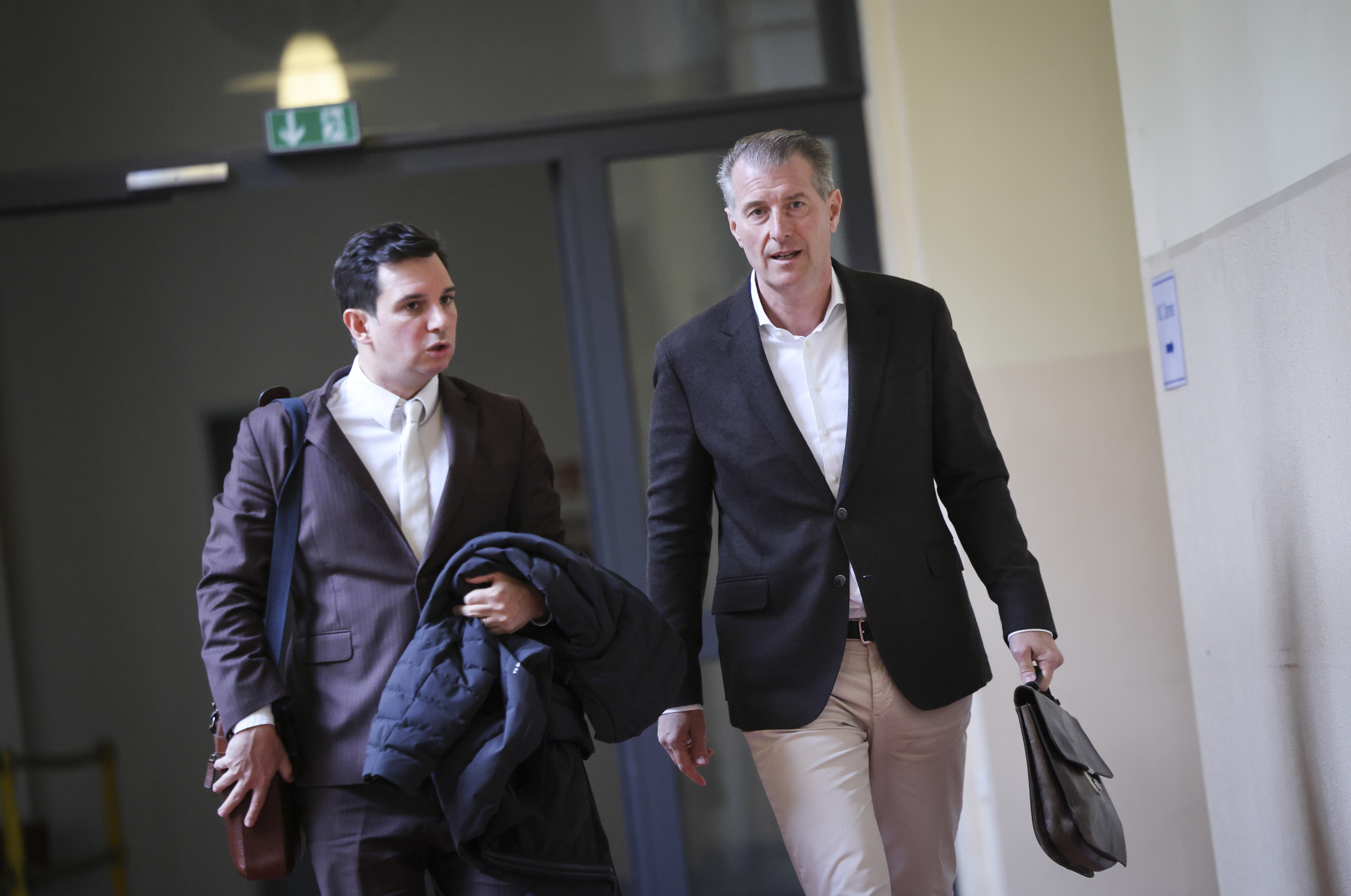 ebenkläger Stephan Hensel (r), Ex-Ehemann und Vater der Kinder von Block, und Anwalt Philip von der Meden, Vertreter der Nebenklage, gehen in den Gerichtssaal im Landgericht Hamburg.