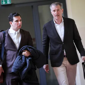 ebenkläger Stephan Hensel (r), Ex-Ehemann und Vater der Kinder von Block, und Anwalt Philip von der Meden, Vertreter der Nebenklage, gehen in den Gerichtssaal im Landgericht Hamburg.
