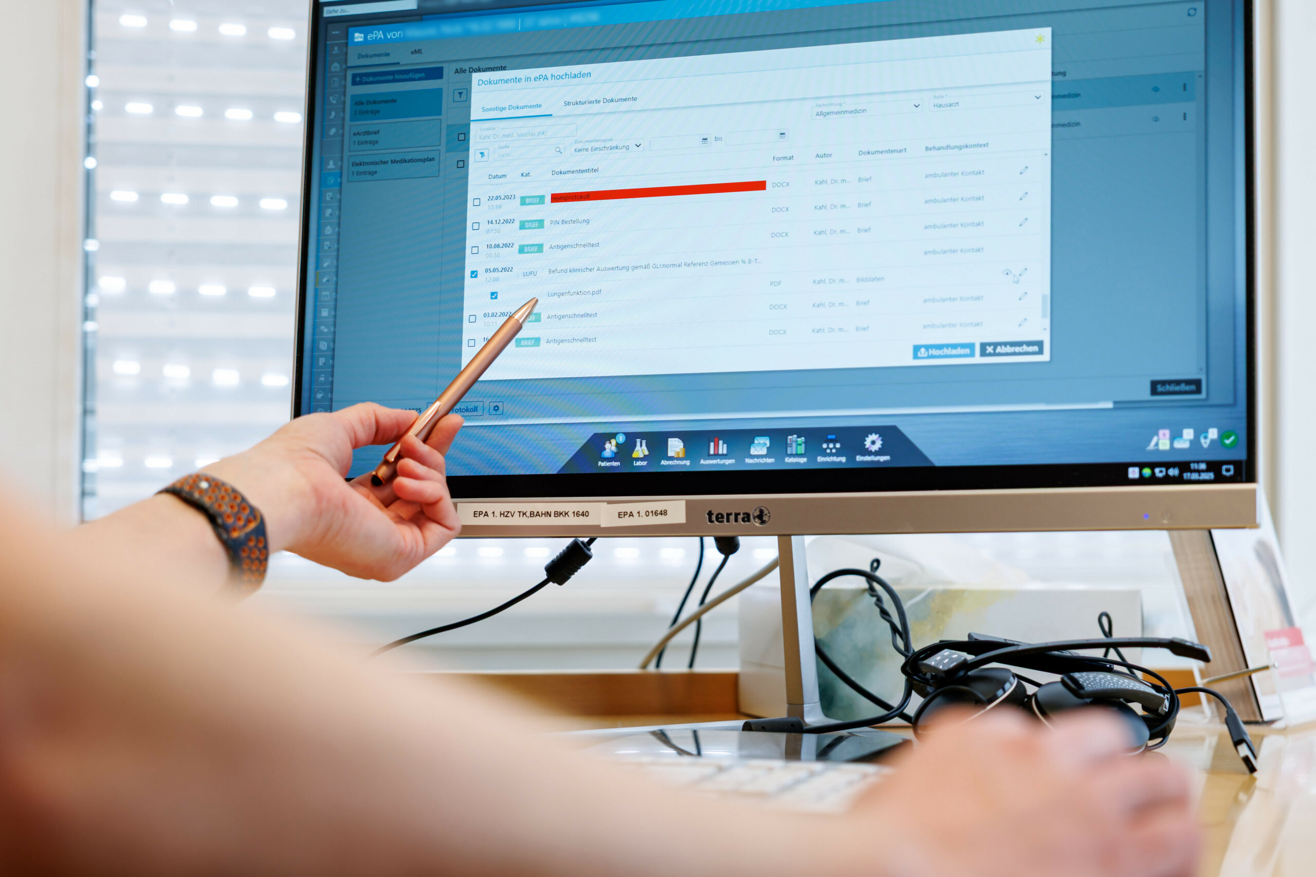 Ein Computer mit einer digitalen Patientenakte.