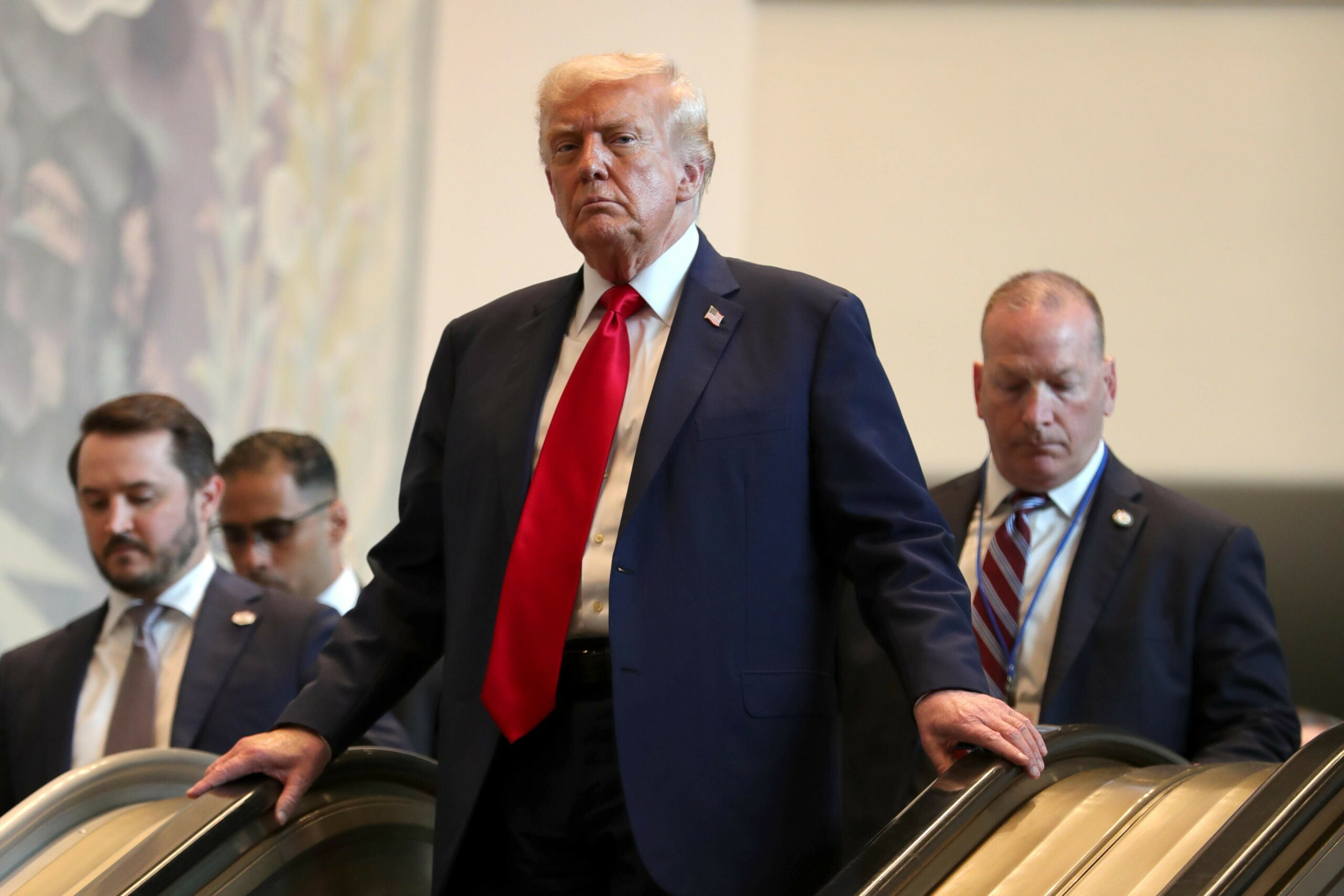 Donald Trump verlässt das UN-Hauptquartier über die Rolltreppe