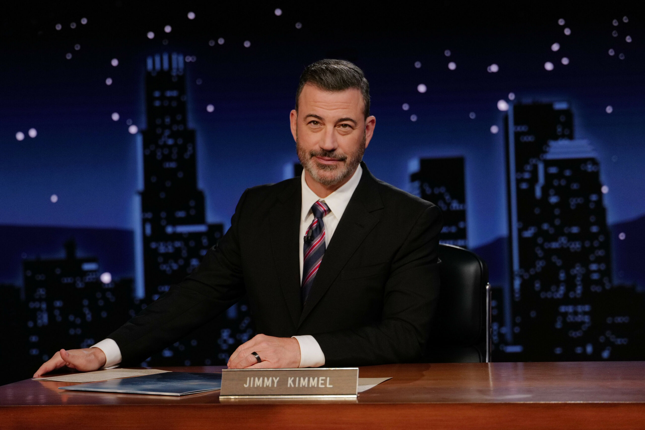 Jimmy Kimmel sitzt in seiner Show am Dienstagabend hinter dem Schreibtisch in seinem Studio.