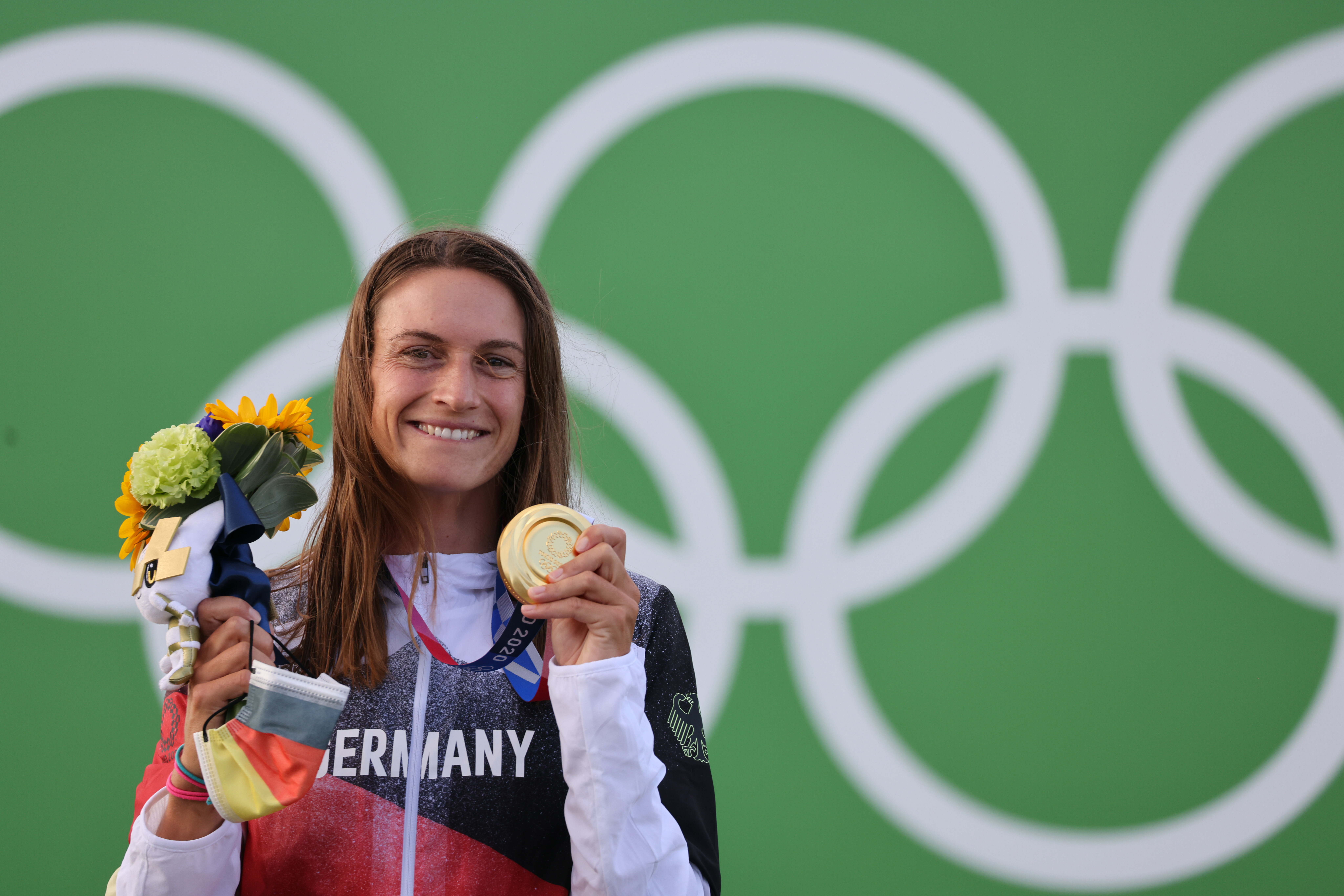 Ricarda Funk mit ihrem Olympia-Gold in Tokio 2021