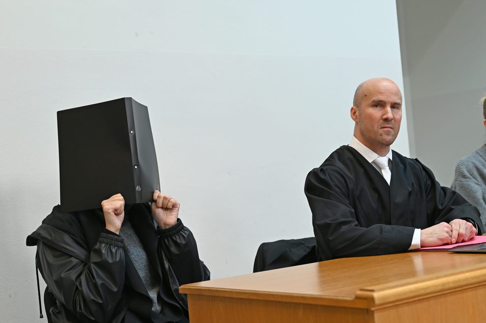Die Angeklagte sitzt mit ihrem Anwalt Dirk Bachmann im Strafjustizgebäude in Hamburg.