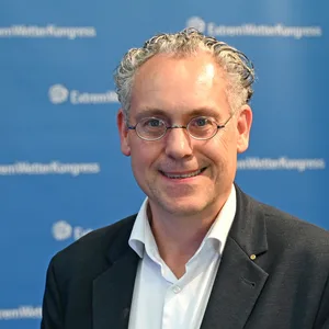 Frank Böttcher, Vorsitzender Deutsche Meteorologische Gesellschaft (DMG), steht auf dem 15. Extremwetterkongresses in der Hafencity Universität Hamburg