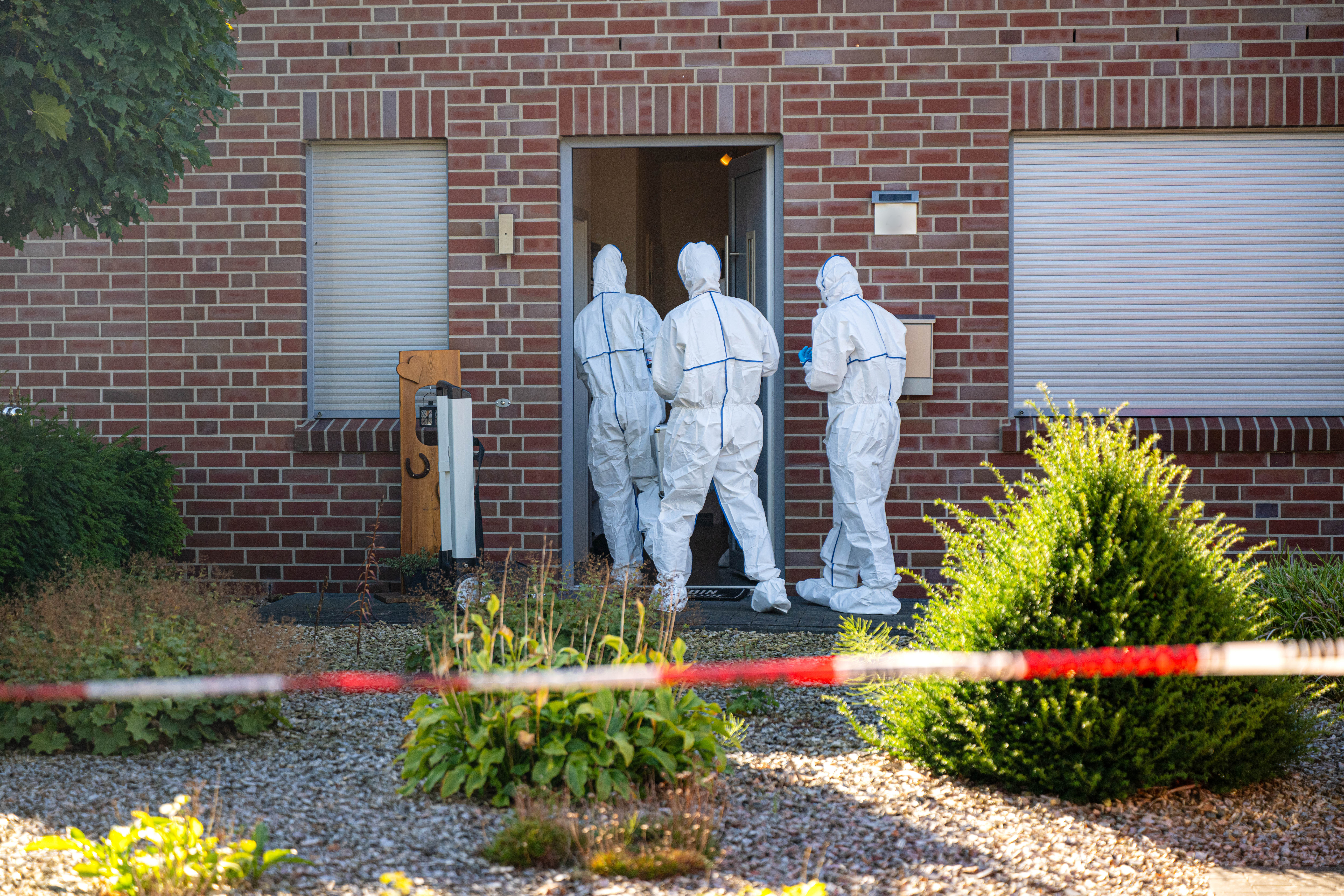 Einsatzkräfte der Polizei betreten das Wohnhaus des Paares.