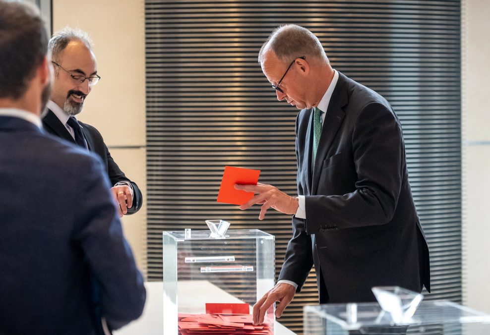 Bundeskanzler Friedrich Merz (CDU, r) wirft seine Stimmzettel in die Wahlurne im Bundestag für die Abstimmung von Richtern und Richterinnen am Bundesverfassungsgericht (BVerfG).